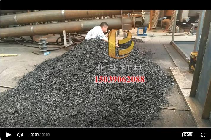 全自动芭乐APP下载IOS页面免费无烟炭化杨树木片的生产加工现场